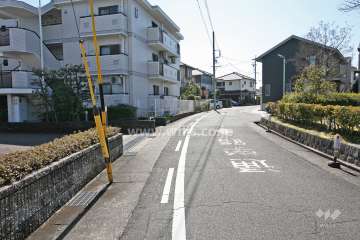 敷地西側の前面道路