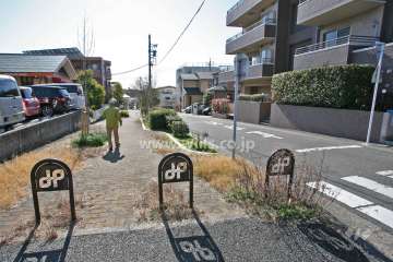 敷地北東側の前面道路(北西側から)