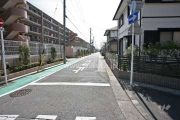 敷地北西側の前面道路(北東側から)