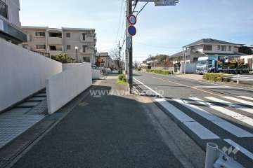 敷地西側の前面道路(北側から)