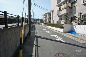 敷地東側の前面道路(北側から)