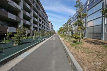 敷地南東側は高速道路と国道302号に隣接しています。