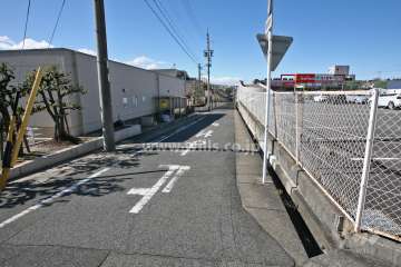 敷地北東側の前面道路(南東側から)