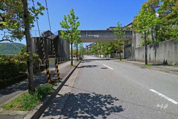 敷地北側の前面道路（東側から）