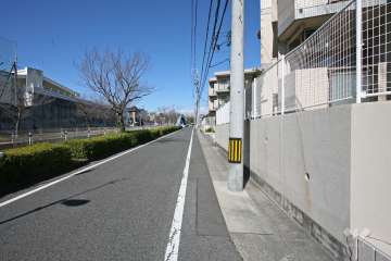 敷地西側の前面道路（南側から）