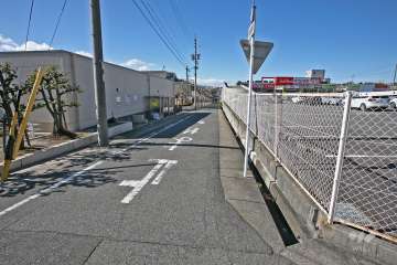 敷地北東側の前面道路（南東側から）