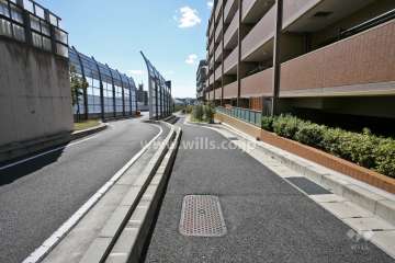 敷地南東側は高速道路に隣接しています。