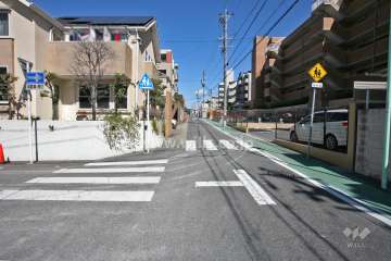 敷地北西側の前面道路(南西側から)