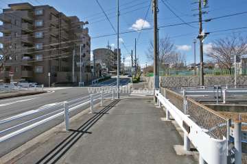 敷地北側の前面道路(東側から)