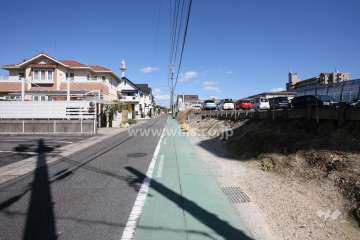 敷地西側の前面道路