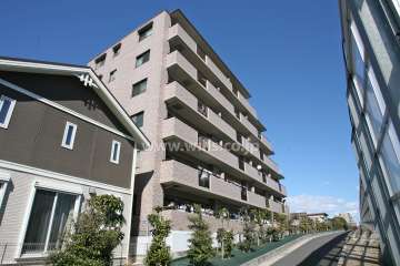 宝マンション滝ノ水第8の外観(南側から)