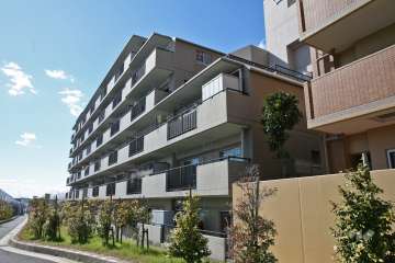 宝マンション滝の水の外観（東側から）