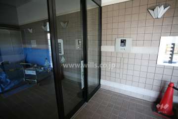 エントランスはオートロック付きです。