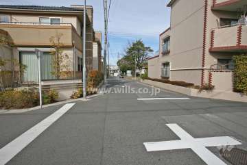 敷地西側の前面道路