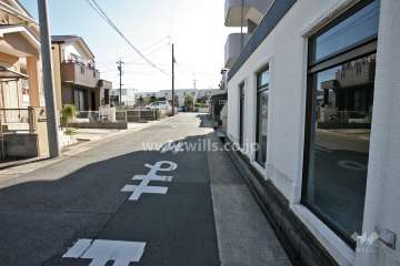 敷地北東側の前面道路(北西側から)