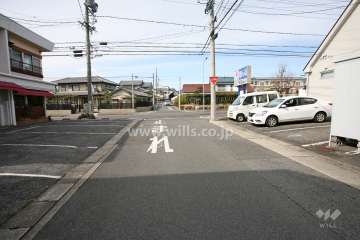 敷地西側の前面道路（南側から）