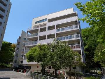 東急ドエルアルス緑地公園F棟の外観（南東側から）