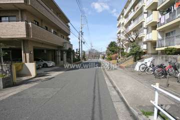 敷地北東側の前面道路（南東側から）