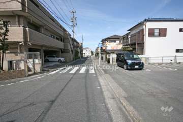敷地北東側の前面道路（南東側から