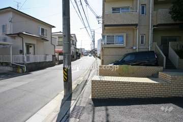 敷地東側の前面道路（北側から）