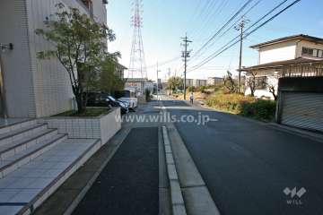 敷地西側の前面道路