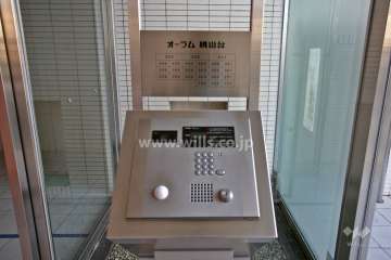 エントランスはオートロック付きです。