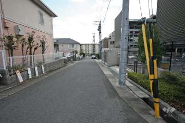 敷地北東側の前面道路(北西側から)