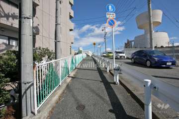敷地東側の前面道路(南側から)