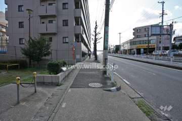 敷地南西側の前面道路(北西側から)