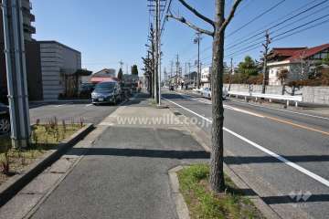 敷地北西側の前面道路(北東側から)