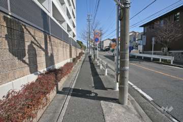 敷地南側の前面道路