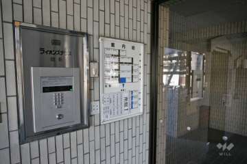 オートロックと案内板