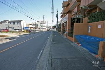 敷地北東側の前面道路(北西側から)
