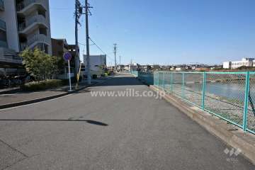 敷地北側の前面道路（東側から）