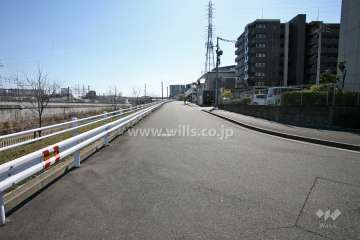 敷地東側の前面道路（北側から）