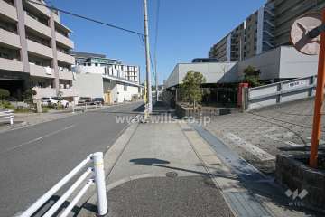 敷地北側の前面道路（西側から）