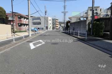 敷地の北側前面道路（西側から）