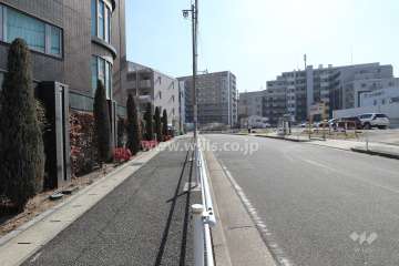 敷地の南西側前面道路（北西側から）