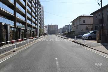 敷地の南東側前面道路（南西側から）