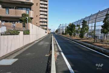 敷地東側は高速道路と国道302号線に隣接しています。