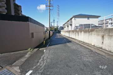 敷地北側の前面道路(東側から)