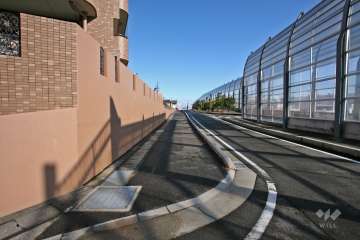 敷地東側は高速道路と国道302号線に隣接しています。