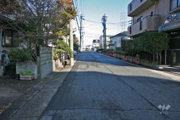 敷地西側の前面道路(南側から)