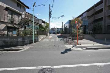 敷地北側の前面道路(西側から)