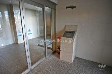 エントランスはオートロック付きです。