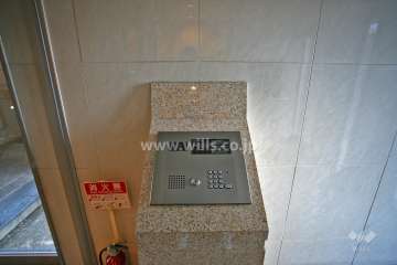 エントランスはオートロック付きです。