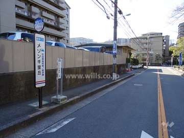 徒歩1分のところにバス停があります。