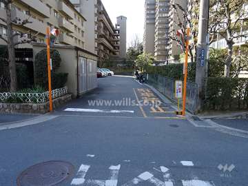 駐車場出入り口