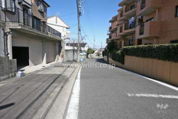 敷地西側の前面道路