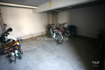 駐輪場とバイク置き場